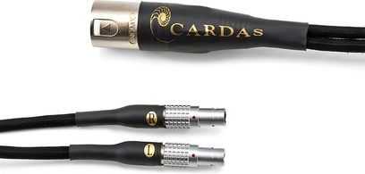 Widok z góry na kabel Cardas Clear Reflection mini XLR do XLR 4-pin, czarny oplot, czarna koszulka termokurczliwa ze złotym logo, z jednej strony srebrny metalowy wtyk XLR, z drugiej dwa srebrne metalowe mini XLR oznaczone L i R