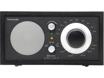 επιτραπέζιο ραδιόφωνο Tivoli Audio Model One BT σε μαύρο χρώμα, με ρετρό πρόσοψη, στρογγυλό ασημί ηχείο και μεγάλο λευκό καντράν συντονισμού