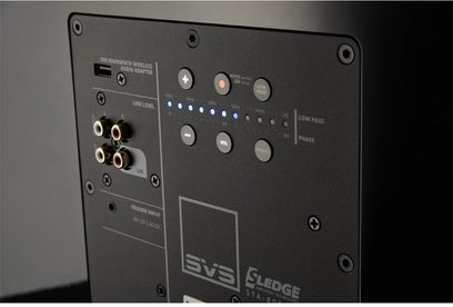 SVS SB-3000 sort askebøg subwoofer, bagside, tilslutninger og justeringer, nærbillede
