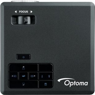 Optoma ML750e sort videoprojektor med fokusknap, kontrolknapper og Optoma-logo på forsiden