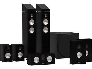 Set de boxe Monitor Audio Bronze 300 7.1.2 negru în carcase din lemn, vedere din trei sferturi, care include două coloane bisate cu tweeter-uri aurii și woofere duble argintii, un subwoofer cubic, un difuzor central orizontal și patru sateliți asortați.
