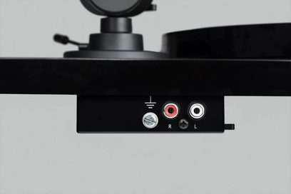 Грамофонна плоча Pro-Ject E1 Phono черна, RCA конектори червени и бели, маркирани с R и L, заземяващ винт, сив фон