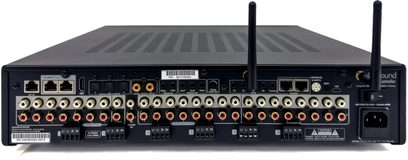 Vícezónový zesilovač Russound SMZ-8, zadní pohled, početné vstupy RCA, svorky pro reprosoustavy, Wi‑Fi antény