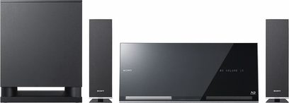 Sony BDV-F500 hjemmebiograf-system bestående af en Blu-ray-afspiller, to sorte gulvhøjttalere og en subwoofer, set forfra