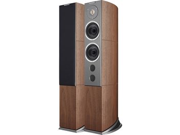 Cassa acustica a colonna AudioVector R6 Arreté in noce, finitura in legno di noce scuro con frontale in metallo grigio che integra un tweeter rettangolare traforato, due altoparlanti circolari e due condotti bass reflex rotondi, vista di tre quarti anteriore