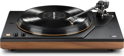 Must Mofi Electronics MasterDeck+ vinüülplaadimängija pähklipuust alusega, kõrvalekaldunud toonhoovaga ja taldrikul oleva plaadiga