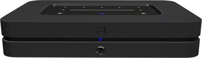 Lecteur audio réseau BlueSound NODE noir 2025, vue de face, boîtier rectangulaire, surface lisse, logo central, indicateur lumineux bleu, prise jack en bas