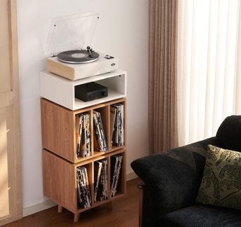 Aufbewahrungsmöbel für Schallplatten aus Eichenholz mit weißem Plattenspieler obenauf, skandinavischer Stil für modernes Wohnzimmer