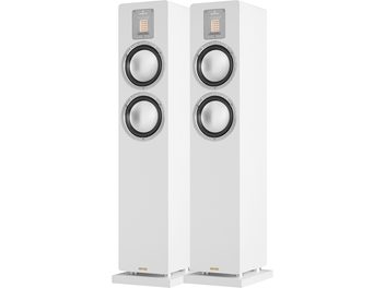Coppia di diffusori da pavimento AudioVector QR3 SE bianchi, cabinet in MDF laccato bianco su base coordinata, vista di tre quarti anteriore con tweeter a nastro rettangolare su piastra grigia e due altoparlanti mid-woofer argentati con bordo nero