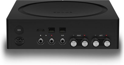 Čierny stereo hi-fi zosilňovač Sonos Amp, pohľad spredu, so zásuvkami a ovládacími tlačidlami na prednom paneli