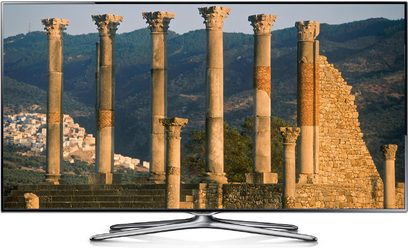 Samsung UE40F6640 TV-skærm, der viser antikke stensøjler foran et bjerglandskab og en by