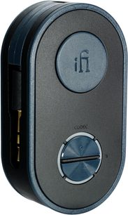 Drahtloser iFi Audio UP Travel Sender in Nachtblau mit matter Kunststoffoberfläche, ovales Gehäuse mit abgerundeten Ecken in einer Dreiviertelansicht von vorne, mit erhabener Logo-Scheibe oben und geriffelter Rundwählscheibe unten