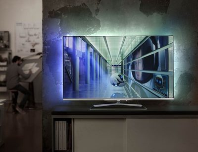 Philips 47PFL7108H-fladskærm, der viser en futuristisk blå korridor i et mørkt rum med en revnet betonvæg