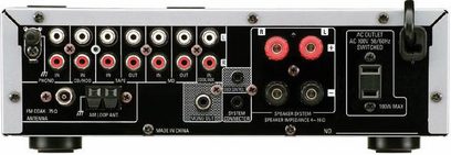 Denon DF-102 sort hi-fi minianlæg, set forfra, med cd-afspiller, USB- og aux-porte, knapper og drejeknapper til justering