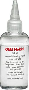 50 ml gennemsigtig plastikflaske med Okki Nokki Record Cleaning Fluid vinylrensevæske, med hvidt låg og rød etiket