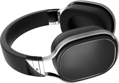 Åbent hi-fi hovedsæt OPPO PM-1 EU sort, set fra venstre profil. Sort oval hovedbøjle og ørekopper. Metalriste på ørepuderne