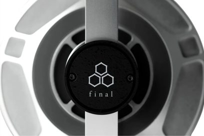 Hi-fi slušalke Final D8000 DC Pro Edition, bližnji posnetek srebrno sive ušesne školjke s črnim osrednjim diskom in logotipom Final
