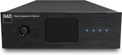 Vícekanálový výkonový zesilovač NAD CI-PA4-60 v černém kartáčovaném kovovém provedení, pohled zepředu, s kruhovým tlačítkem vlevo, centrální perforovanou mřížkou a třemi modrými LED indikátory vpravo