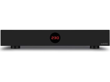 Conditionator de rețea Audiolab DC-BLOCK 6 negru cu afișaj digital roșu "230" în centru și logo-ul "audiolab" în dreapta jos
