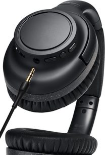Bezdrátové sluchátko Audio Technica ATH-S300BT, detailní pohled, levý náhlavní polštářek, ovládací tlačítka, zasunutý jack konektor, černé polstrování