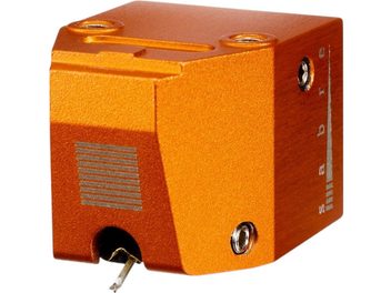 Pickup til hi-fi pladespiller Vertere Acoustics Sabre, rektangulær blok i orange anodiseret aluminium, set fra et let forhøjet trekvartsperspektiv forfra, med udskæring til nålen, to gevindhuller på toppen og lodret gråt logo på højre side