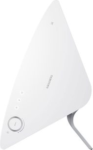 Trådløs, tilsluttet Samsung WAM 751 højttaler i hvid, set forfra, afrundet trekantet form, knapper på siden
