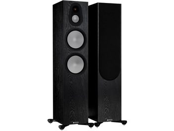 Två Monitor Audio Silver 500 7G golvhögtalare i black oak-finish, sedda framifrån, med tre cirkulära högtalarelement och en diskant på framsidan av varje högtalare