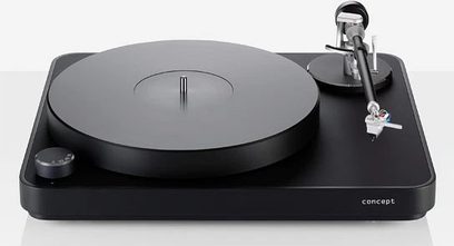 Černý vinylový přehrávač ClearAudio Concept, pohled shora mírně z boku. Raménko s hlavicí. Rovný talíř