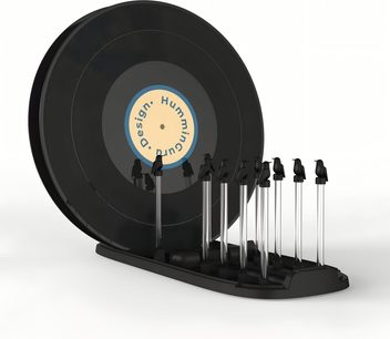 Sort tørrestativ til vinylplade med gennemsigtige afstandsstykker og sort vinyl set i trekvartperspektiv