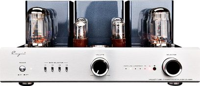 Amplificatore integrato stereo a valvole Cayin CS-88A argento in alluminio spazzolato, vista frontale, pannello simmetrico con due grandi manopole nere con bordo metallico, quattro mini-interruttori e spie luminose, valvole in vetro a vista sulla parte superiore davanti a tre coperture dei trasformatori in grigio metallizzato