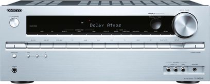 Onkyo TX-NR545 sølv hjemmebiograf-forstærker, front med "Dolby Atmos" display, knapper, drejeknapper, porte og hovedtelefonstik, set forfra