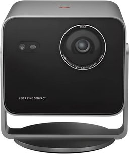 Juodas ir pilkas Leica Cine Compact 1 vaizdo projektorius, vaizdas iš priekio, centre didelis apskritas objektyvas ir užapvalinto kvadrato dizainas