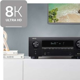 Denon AVC-X3700H sort hjemmebiografsforstærker, set forfra og fra siden, viser "8K Ultra HD", LCD-skærm, knapper og stik