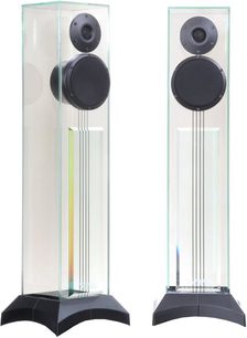 To gennemsigtige glassøjler fra Waterfall Audio Iguascu Evo med sorte højttalere, set forfra