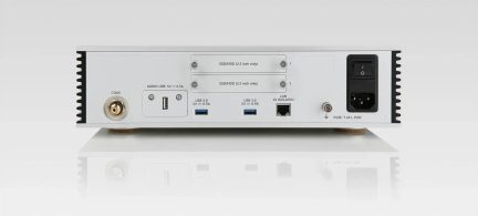 Bakpanel på en nettverkslydserver med SSD-bukter, koaksialutgang, USB, isolert LAN og nettstrømforsyning