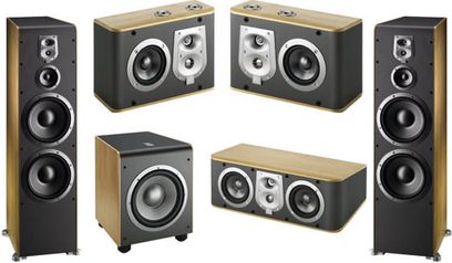 Pacchetto di diffusori JBL ES100 composto da due torri, due diffusori da scaffale e un diffusore centrale, in legno chiaro con altoparlanti neri