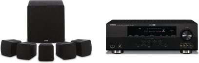 Yamaha AV3115 hjemmebiografsystem bestående af en sort forstærker med sølvfarvet frontpanel og 5 sorte kubiske højttalere