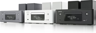 Tre kompakte Denon RCD-N10 hvide high-fidelity systemer side om side, set forfra i let skråt perspektiv