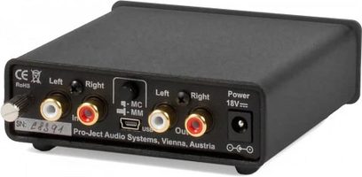 Pro-Ject Phono Box USB DC sølvfarvet phono-forforstærker, rektangulært sort kabinet, frontpanel med stik og knapper, set forfra