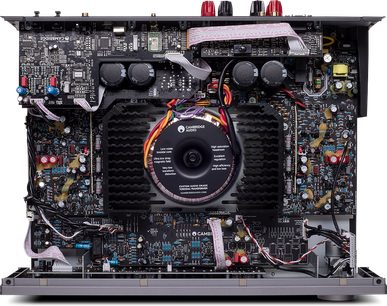 Cambridge Audio CXA81 hi-fi-forstærker i antracitgrå, indvendigt syn af elektroniske komponenter og printplader, sølvfarvet finish