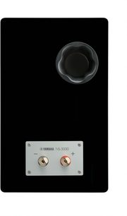 Głośnik półkowy Yamaha NS-3000, widok z tyłu, czarny lakier fortepianowy, okrągły port bas-refleks, metalowa płytka z dwiema pozłacanymi terminalami