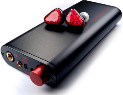 Convertitore audio portatile iFi Audio iDSD Diablo-X nero, vista dall'alto, con due cuffie auricolari rosse collegate