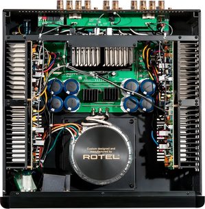 Multikanálový výkonový zesilovač Rotel RMB-1555 v černé barvě, vnitřní pohled ukazující elektronické součástky a toroidní transformátor