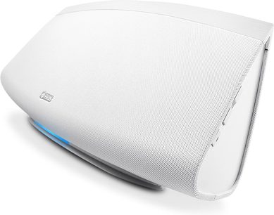 Bezdrátový chytrý reproduktor Denon HEOS 7 HS2 bílý, pohled z pravé přední strany, zaoblený lichoběžníkový tvar, bílá mřížka