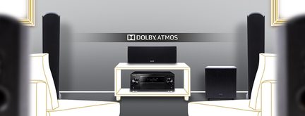 Hjemmebiografsystem med soundbar, subwoofer og højttalere fra Dolby Atmos-mærket, set forfra