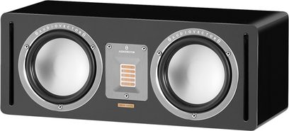 AudioVector QR Center SE sort centerhøjttaler, rektangulært kabinet i sort højglansfinish, set fra venstre forfra i trekvart vinkel, to højttalerenheder med sølvfarvede metalmembraner omgivet af aluminiumsringe, centralt bånddiskant på aluminiumsplade, lodrette basrefleksåbninger i enderne