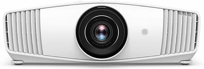 Baltas stačiakampis "Benq W5700S" vaizdo projektorius, priekinis vaizdas su garsiakalbiais ir centriniu objektyvu