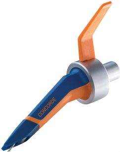 Ortofon Concorde MKII DJ blå og orange pickup, set fra siden, monteret på sølvfarvet aluminiumshoveder