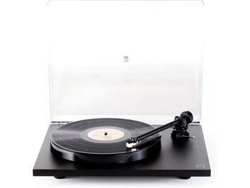 Hi-fi pladespiller Rega Planar 1 mat sort med cirkulær pladetallerken, lige tonearm, gennemsigtigt opklappeligt låg, set forfra