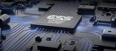 ES9038PRO G-eTOPP-processor på blåt printplade med sorte elektroniske komponenter i en metalkabinettet